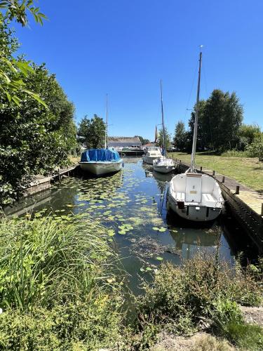 . Adorable two bed Norfolk broads holiday home - river views with moorings & fishing