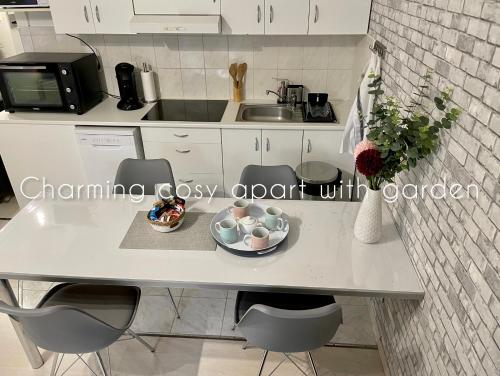Charming cosy apart with garden free parking in Клей-Суалі