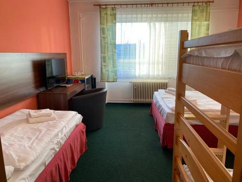 4 twin beds