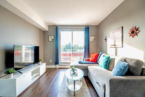1BR Apt w Netflix & Balcony - Near DT Hamilton