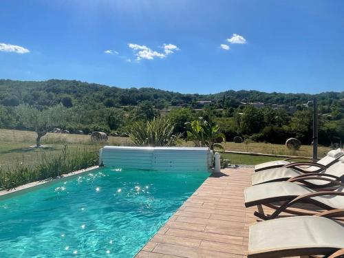 Villa contemporaine avec piscine et spa