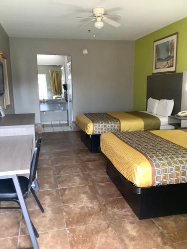 2 queen beds