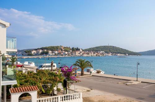 Apartments by the sea Rogoznica - 7558 - image 6