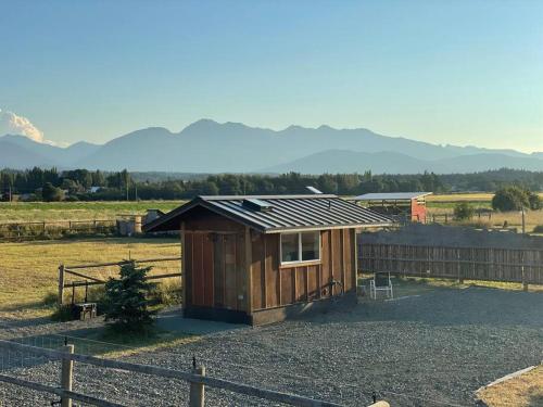 Blue Moon Tiny House at Earthward Farm w/ Hot tub