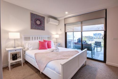 The Hamptons -Coastal Luxe Dual Suite - 2 Bed 2 Bath, Rooftop Pool & Free Parking, Canberra (foto 10)
