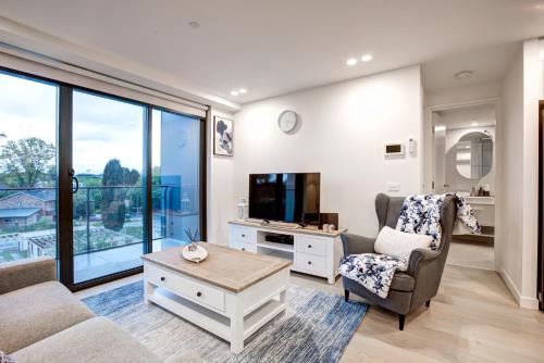 The Hamptons -Coastal Luxe Dual Suite - 2 Bed 2 Bath, Rooftop Pool & Free Parking, Canberra