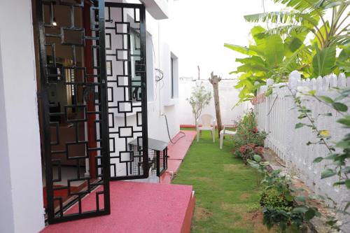 Tranquil Staycation - Independent Duplex House