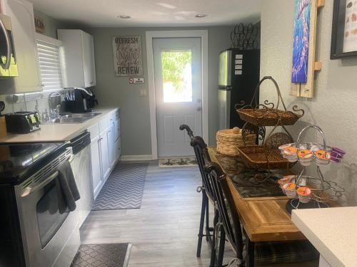 Mango Beach 3 Bedroom House Fenced Backyard Patio Grill Firepit 10 MIN TO DELRAY BEACH! in Lake Worth, USA