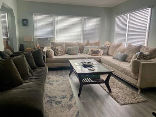 Key West Style 2 Bedroom House Fenced Backyard Patio Grill Firepit! Long Driveway for Boat Parking 10 MIN TO DELRAY BEACH!!! in Lake Worth, USA