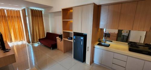 Kitchen, TreeParkCity apartments by WinsHome in Tangerang