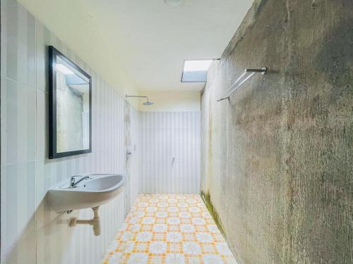 Bathroom, RedDoorz Near Pantai Selong Belanak in Kuta