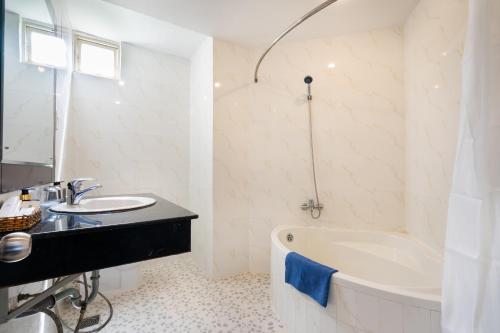 room detail thumbnail 2