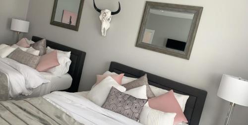 Classy, Cozy, Close to downtown thumb 4