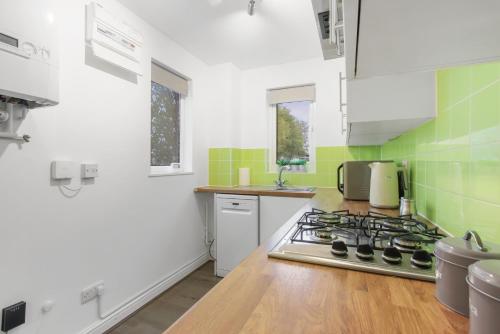 Inviting 2-Bed House in Milton Keynes - Netflix