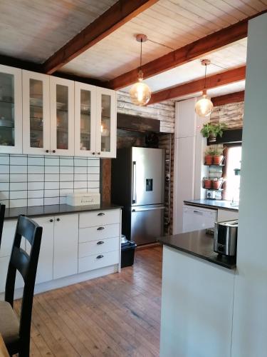 مطبخ, Knysna Tranquil 3 Bedroom Cabin in كنيسنا