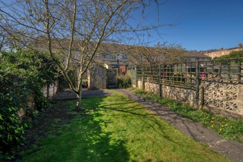 Varanda/terraço, Clean Bath property by canal and town with free parking, WiFi and breakfast included in Bathampton