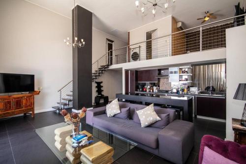 Stunning 2 Bedroomed Loft-style penthouse (712) - Tap to explore photos