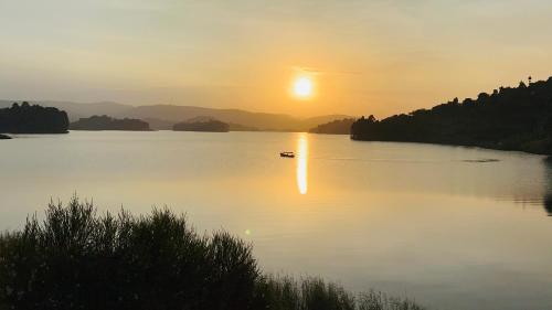 Lake Bunyonyi Rock Resort