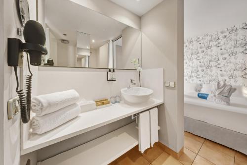 room detail thumbnail 2