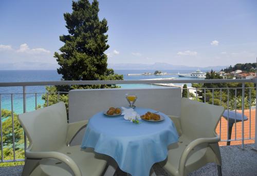 Family Room with Sea View and Balcony 2+2