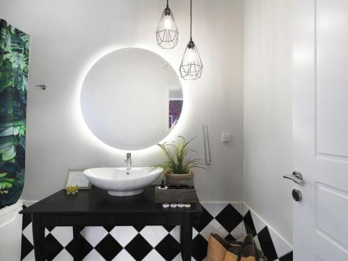 Athenian Apartment in the center with Jacuzzi - image 7