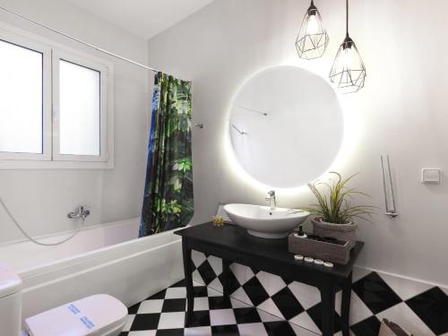 Athenian Apartment in the center with Jacuzzi - image 2