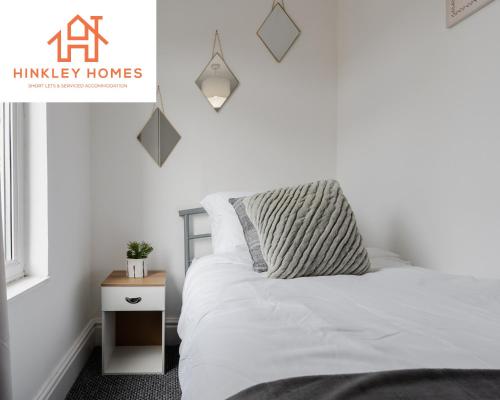 Comfy 4bed Home - Free Parking, Wifi - Long Stays Welcome By Hinkley Homes Short Lets & Serviced Accommodation
