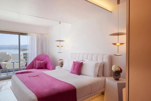 Quarto duplo ou twin, vista parcial para o mar