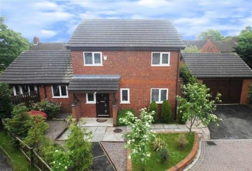 Spacious, 5 bed house for 9 in Chester