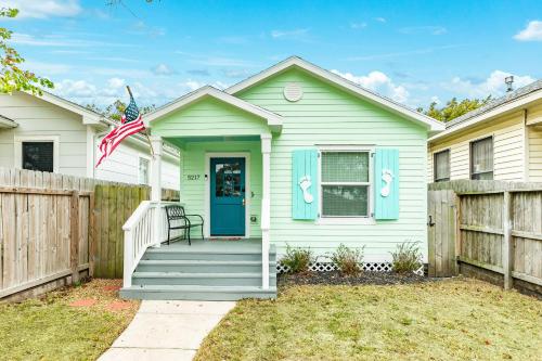 Barefoot Coastal Cottage in Galveston, USA