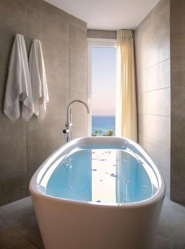 Vangelis Hotel & Suites - image 7