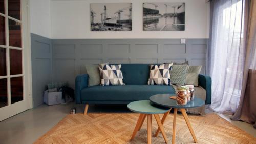 Houseboat apartment with water terrace, free bikes & fast wifi, Amsterdam