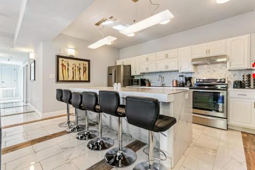 Hosteeva Stunning 4BR Condo Near French Quarter - image 14