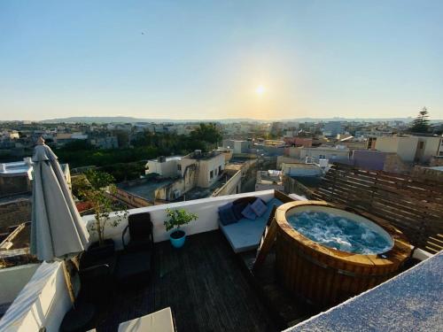 Rooftop Heated Jacuzzi, Fireplace, A Unique Home! - Location saisonnière - Żebbuġ