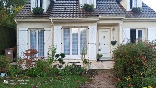 Chambre d hôte à 20 min de VERSAILLES (Chambre d hote a 20 min de VERSAILLES) in La Verriere