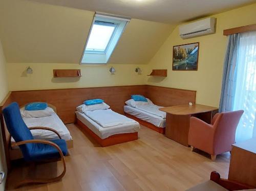 3 twin beds