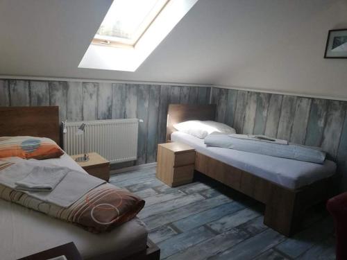 2 twin beds