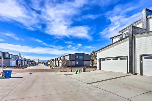 Commerce City Townhome about 6 Mi to Dtwn Denver!