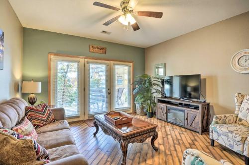 Cozy Branson Condo with Lake View and Pool Access