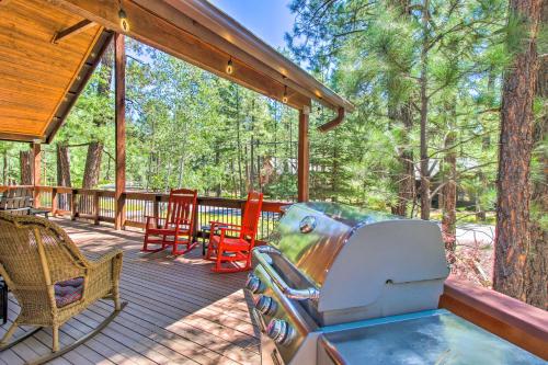 Beautiful Pinetop Gem with Fire Pit, Deck and Grill!