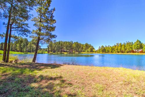 Beautiful Pinetop Gem with Fire Pit, Deck and Grill!