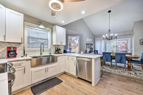 Lakefront Rogers Getaway w/ Hot Tub & Deck! in Prairie Creek (AR)