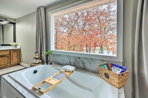 Lakefront Rogers Getaway w/ Hot Tub & Deck! in Prairie Creek (AR)