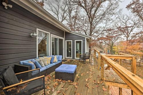 Lakefront Rogers Getaway w/ Hot Tub & Deck! in Prairie Creek (AR)