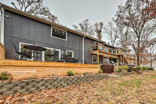 Lakefront Rogers Getaway w/ Hot Tub & Deck! in Prairie Creek (AR)