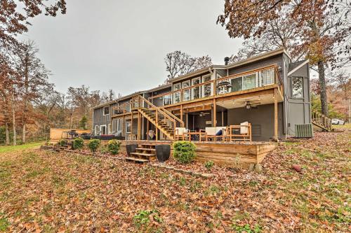Lakefront Rogers Getaway w/ Hot Tub & Deck! in Prairie Creek (AR)