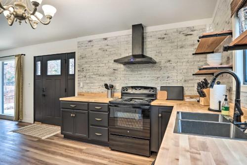 Cottage w/ Grill & Fire Pit in Osage Beach!, Osage Beach (foto 10)