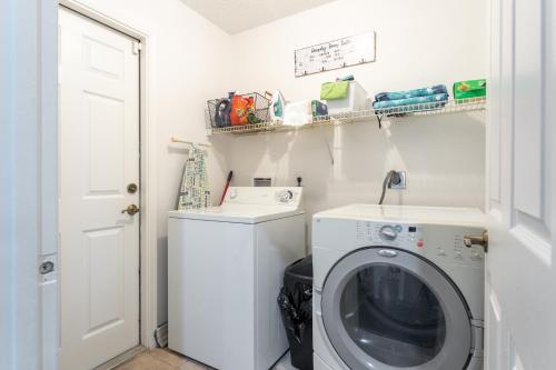 East Orlando Getaway - 3BR/2BTH - *Pool *Parking - Tap to explore photos