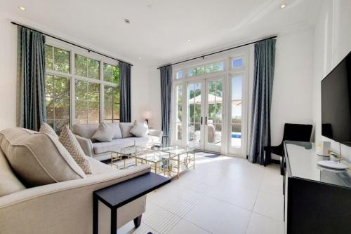 Vacationer Holiday Homes I Modern 3 Bed Villa I Private Pool I Luxury Retreat I Whispering Pines, Dubai (Foto 3)