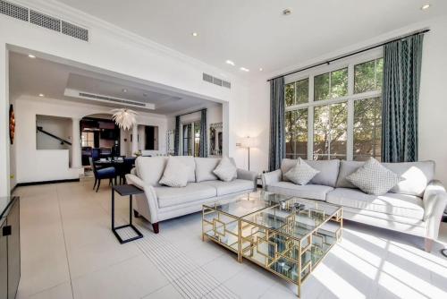 Vacationer Holiday Homes I Modern 3 Bed Villa I Private Pool I Luxury Retreat I Whispering Pines, Dubai (Foto 9)
